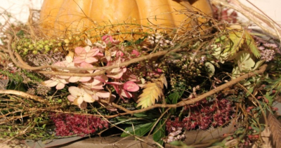 Herbstgesteck mit Kürbis